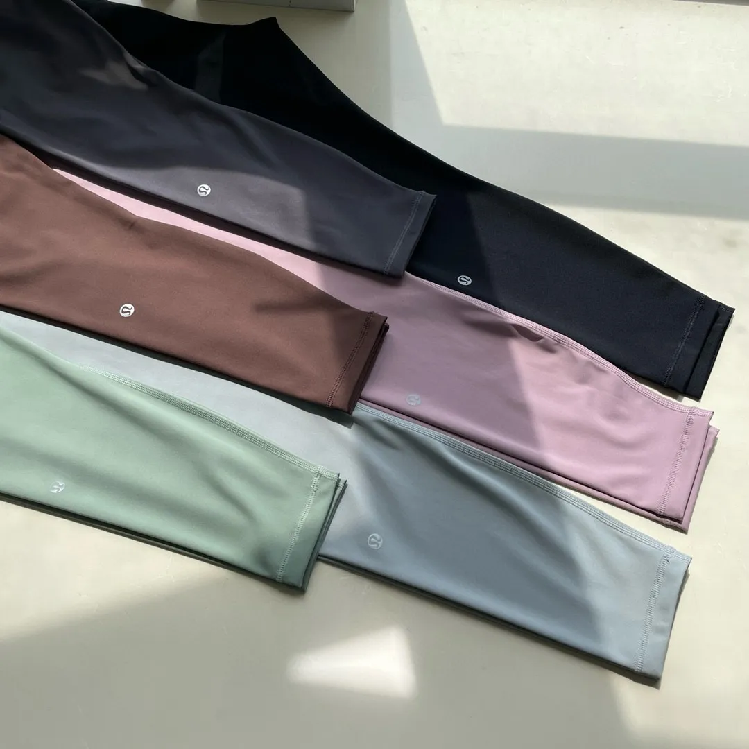 Lululemon Lulu Yoga Pants Nude Seamless High-Waist Tight Fitness Quick-Drying Women's Butt Lifting Pants Design Concept ~ Create a skin-friendly naked feeling, the special fabric is light and smooth, allowing you to focus on your practice. We have added a pocket design to this model to store small items! Fabric + Features The fabric is light and smooth, with four-sided stretch. Fabric ~ 25 spandex + 75 nylon (the same fabric as Lu Lu) is comfortable and stretchable and not easy to deform. Technology ~ Four needles and six threads are powerful (the same technology as Lu Lu). Technology ~ Italian elastic high silk thread (full elasticity, fit and slimming). High waist design, the waist is flat and fit, reducing tightness! Perfect for wrapping fat! Show your body shape better! Size S M L XL Color Purple Gray Black Bean Green Coffee Brown Rhino Gray